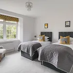 Crossriggs- Beautiful Detached Vila *