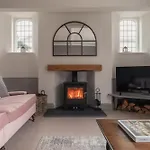 Crossriggs- Beautiful Detached *