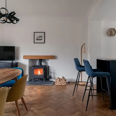Crossriggs- Beautiful Detached Villa *