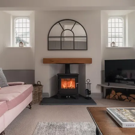 Crossriggs- Beautiful Detached *