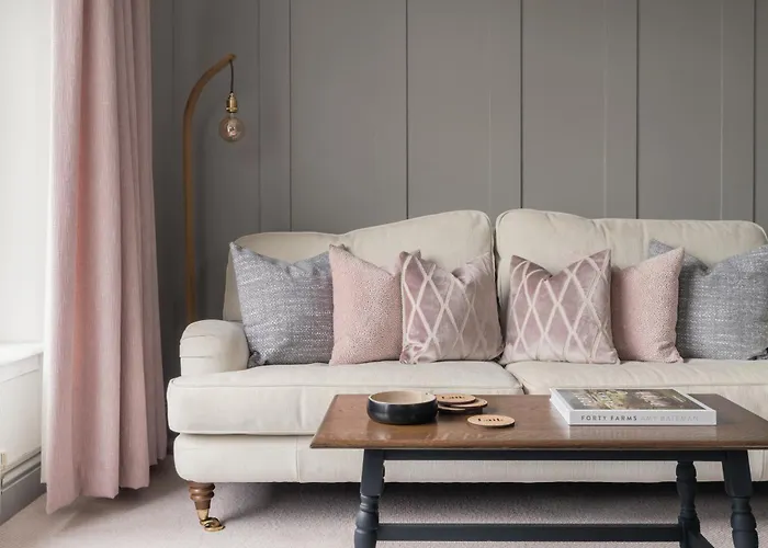 Crossriggs- Beautiful Detached