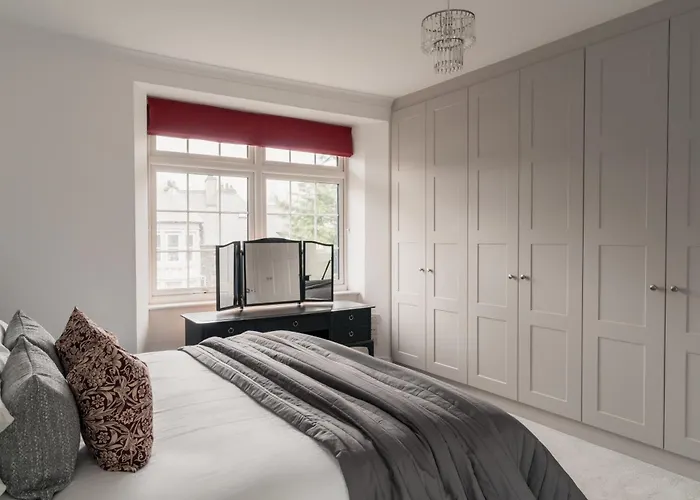 Crossriggs- Beautiful Detached *