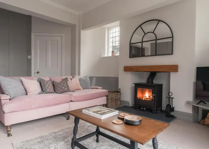 Crossriggs- Beautiful Detached